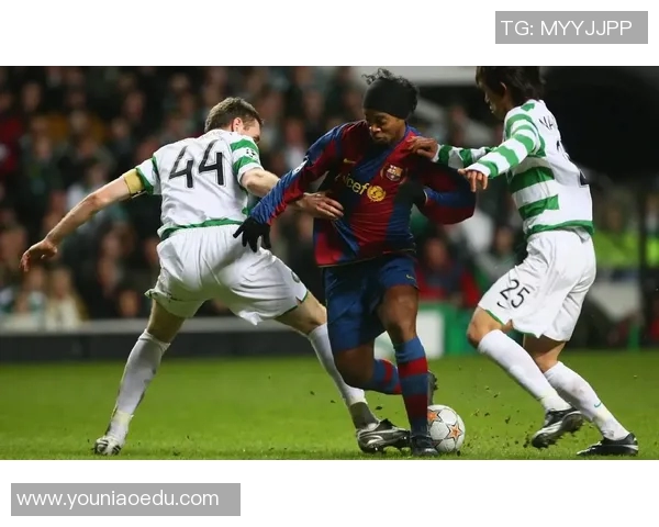 足球明星休闲装扮时尚风格解析与搭配技巧分享