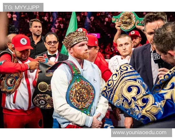 足球明星观看拳击比赛视频感受拳击魅力与运动精神的碰撞与交融